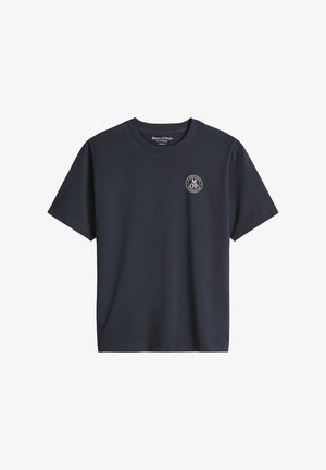 Laivastonsininen Marc O'Polo lyhythihainen t-paita pyöreällä kauluksella ja pienellä valkoisella pyöreällä logolla vasemmassa rinnassa.