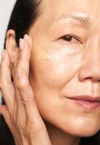 Iconic London RADIANCE BOOSTER - Terre e abbronzanti - shell glow