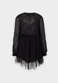 Μαύρο φόρεμα με μακριά διαφανή μανίκια και εφαρμοστή μπούστα με κεντήματα λουλουδιών. Η φούστα έχει δαντελένιο περίγραμμα στη γραμμή του ποδιού.