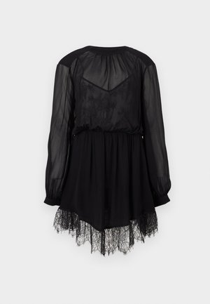 Rochie neagră cu mâneci lungi transparente și un corset strâns cu broderie florală. Fusta are o margine din dantelă la tiv.