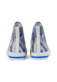 Aukštos kedai su mėlynai baltu abstrakčiu dizainu, balta guminė padanga ir dekoratyvinis siuvinėjimas palei kraštus.