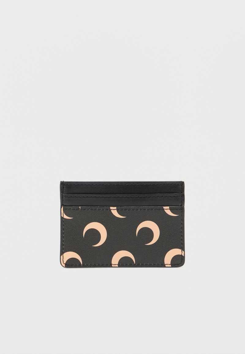 Držiteľ kariet s čiernym textúrovaným materiálom so vzorom opakujúcich sa polmesiacov v jemnej broskyňovej farbe. Štyri priehradky na karty v hornej časti pre ľahký prístup.