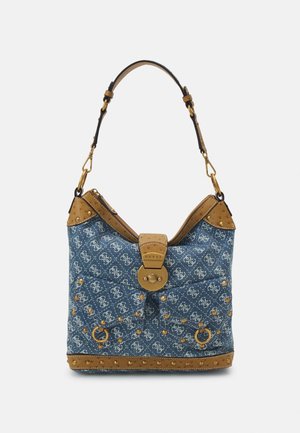 Niebieska wzorzysta torba na ramię z denimu z beżowym skórzanym wykończeniem, złotymi ćwiekami, dwoma przednimi kieszeniami i okrągłą klamrą z napisem "GUESS."