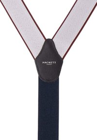 Námořnické modré kšandy s šedými a rudými akcenty. Texturovaná látka s hladkým koženým štítkem, na kterém je vyobrazeno logo "Hackett".
