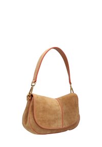 Tan suède handtas met een gebogen vorm,Accentueert met koraalkleurige stiksels en een bijpassende band. Gouden hardware bevestigt de band.