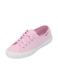 Sneaker in tela rosa con suola in gomma bianca, punta rotonda e occhielli in metallo. Presenta lacci tradizionali e un'etichetta con il marchio sul lato.
