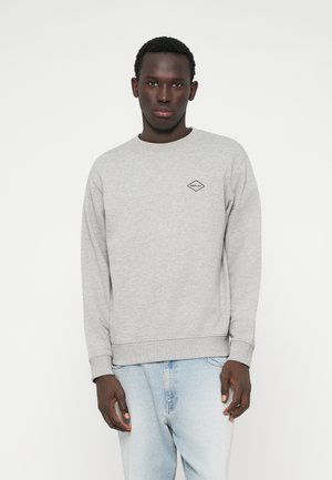 Szary sweter z bawełny, z okrągłym dekoltem i ściągaczami. Na piersi znajduje się małe czarne logo w kształcie diamentu.