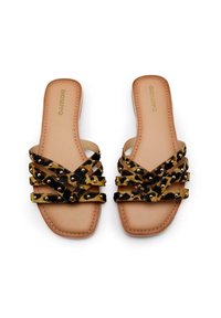 Sandali piatti con interno marrone e cinturini in tessuto con stampa leopardata, caratterizzati da borchie dorate, progettati con punta quadrata e apertura sul retro.