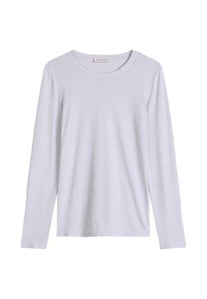 Chemise blanche à manches longues en maille côtelée avec encolure ronde, présentée à plat, avec une petite étiquette de marque à l'intérieur du col.