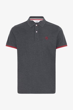 Polo shirt gris foncé en coton. Présente un col classique, une patte de boutonnage à deux boutons, et des accents rouges sur les manches et le logo. Texture lisse.