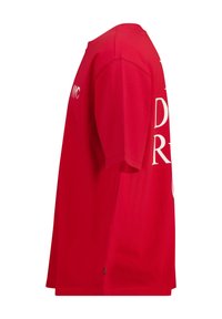 Punainen puuvillateepaita lyhyillä hihoilla, pyöreällä kaula-aukolla ja valkoisella painatuksella edessä ja takana. Suora leikkaus ja pehmeä kangas.