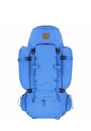 Blauer Rucksack für den Außenbereich mit mehreren Fächern, verstellbaren Gurten, einem Oberlid und einem Leder-Logo-Patch. Aus strapazierfähigem Material gefertigt.