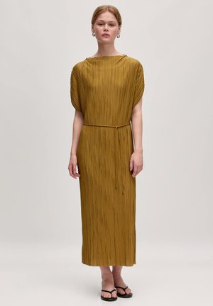 Faltenrockkleid in Senfgelb mit lässiger Passform, Rundhalsausschnitt und Taillengürtel. Glatte Textur, knöchellang mit kurzen Ärmeln.