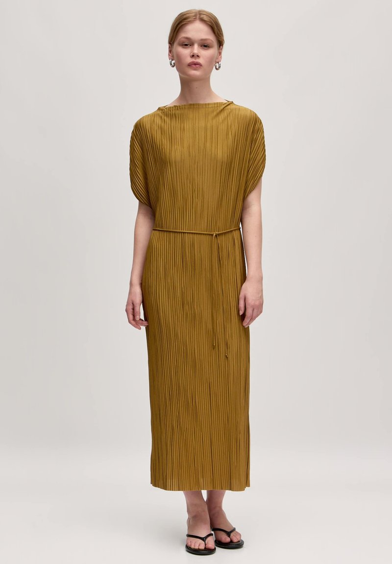 Faltenrockkleid in Senfgelb mit lässiger Passform, Rundhalsausschnitt und Taillengürtel. Glatte Textur, knöchellang mit kurzen Ärmeln.