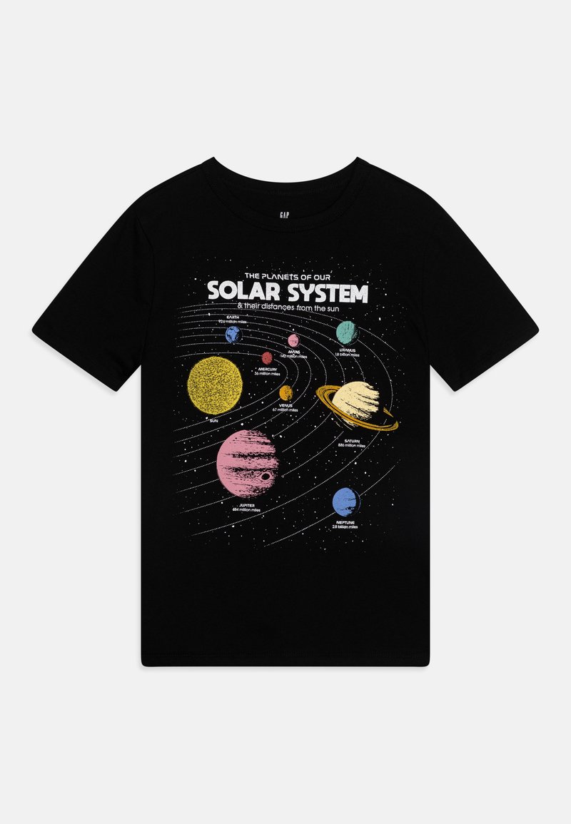 Camiseta negra con un gráfico colorido del sistema solar, que representa planetas y el sol con texto blanco que detalla la distancia desde el sol.