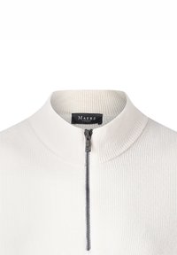 Biały sweter z prążkowanego dzianiny z wysokim kołnierzem i czarnym zamkiem błyskawicznym z przodu na środku.