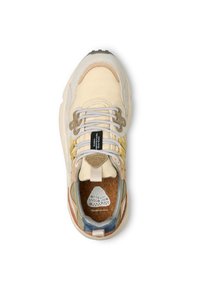 Sneakers med en design i blandade material, som har beige läder, strukturerade grå detaljer, flerfärgade paneler, korkinsole och snören.