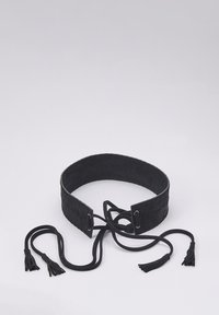 Cinturón de tela negra con una banda ancha y detalles texturizados, lazos ajustables y acentos de borlas en los extremos.