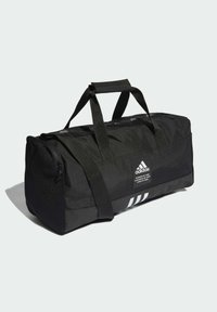 Bolsa de deporte negra con un acabado texturizado, que presenta dos asas robustas, un bolsillo con cremallera y tres rayas blancas en el lateral.