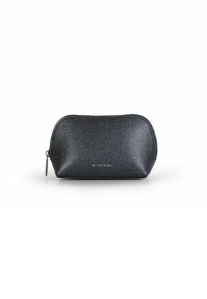Pochette cosmétique noire texturée en forme arrondie, avec fermeture éclair et détail de logo métallique à l'avant. Fini de surface lisse.
