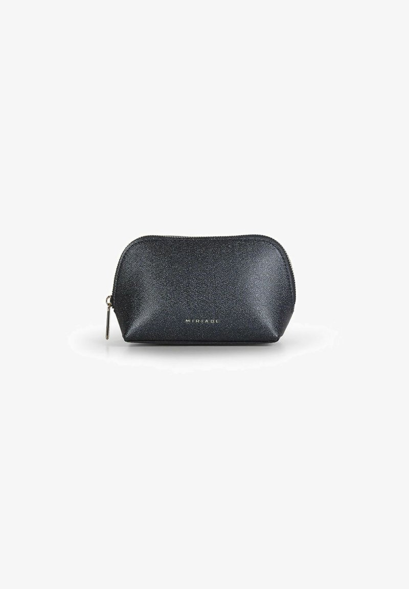 Pochette cosmétique noire texturée en forme arrondie, avec fermeture éclair et détail de logo métallique à l'avant. Fini de surface lisse.