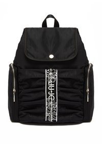 Czarna nylonowa plecak z klapą, dekoracyjnym białym wzorem kwiatowym, dwoma bocznymi zamkami błyskawicznymi oraz marszczoną teksturą z przodu.