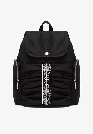Zaino in nylon nero con chiusura a patta, design floreale bianco decorativo, due cerniere laterali e texture arricciata nella parte frontale.