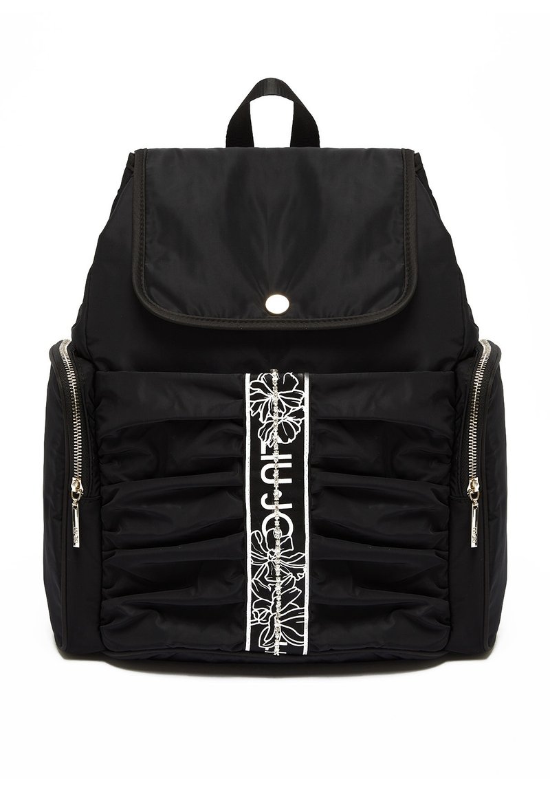 Czarna nylonowa plecak z klapą, dekoracyjnym białym wzorem kwiatowym, dwoma bocznymi zamkami błyskawicznymi oraz marszczoną teksturą z przodu.