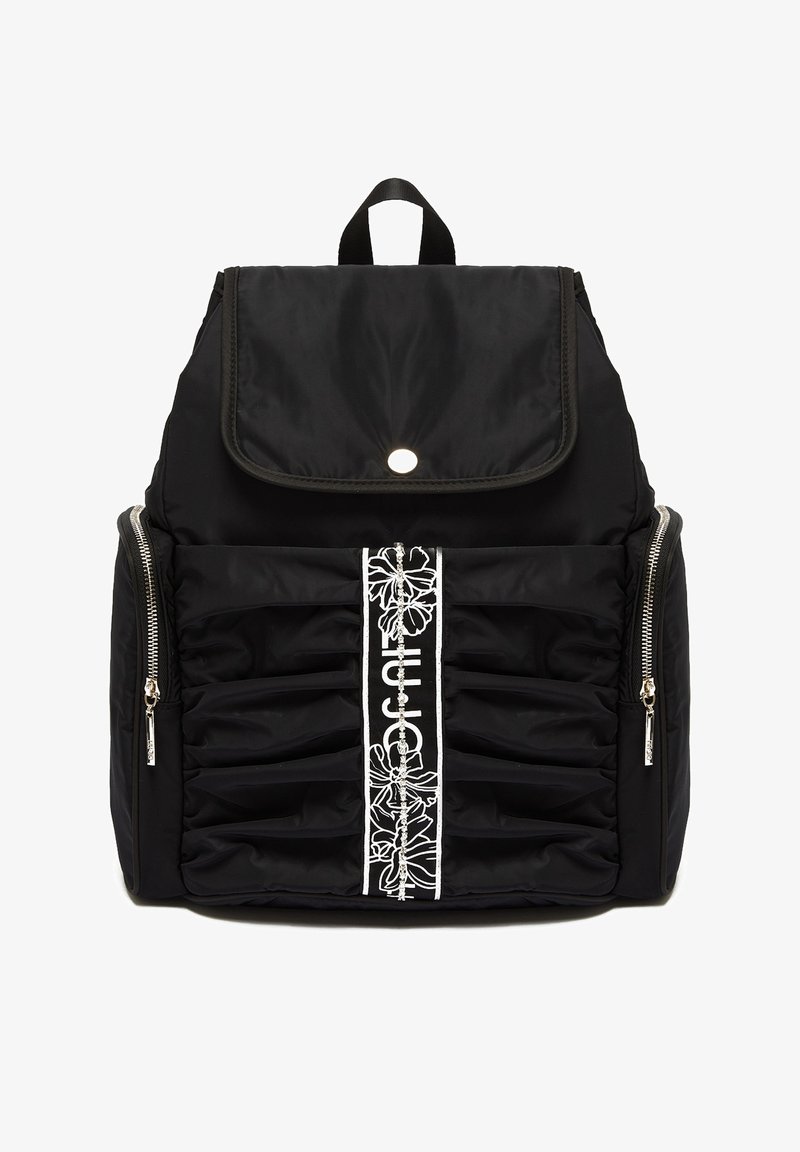 Czarna nylonowa plecak z klapą, dekoracyjnym białym wzorem kwiatowym, dwoma bocznymi zamkami błyskawicznymi oraz marszczoną teksturą z przodu.