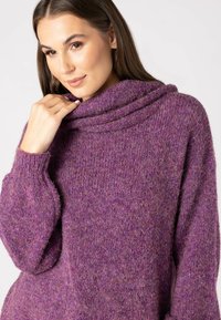 Maglione viola lavorato a maglia con scollo a drappo, caratterizzato da un tessuto texturizzato, spalle basse e polsini a costine.