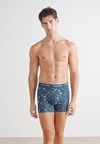 Vīriešu bokseri tumši zilā krāsā ar ziedu rakstu dažādās zaļās nokrāsās. Mīksta auduma, elastīgs jostasvieta ar "BJÖRN BORG" zīmolu.