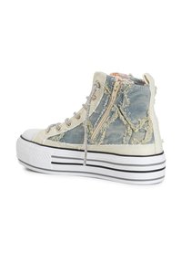 Wysokie sneakersy z wykończeniem z przetartego dżinsu i białego płótna. Posiadają srebrne sznurówki, boczny zamek błyskawiczny i grubą, prążkowaną podeszwę.