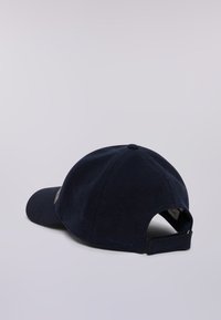Gorra de béisbol azul marino con tela texturizada, visera curva, correa ajustable en la parte trasera y parche con logo en el lateral.