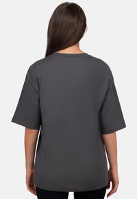 Grijze katoenen t-shirt met korte mouwen en een ronde halslijn, met een losse pasvorm en een zachte textuur. Alleen achterkantzicht.