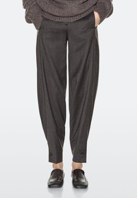 Pantaloni grigi su misura realizzati in tessuto morbido, caratterizzati da una vestibilità ampia, gambe larghe e tasche laterali; dettagliati con un motivo sottile ai polsini.