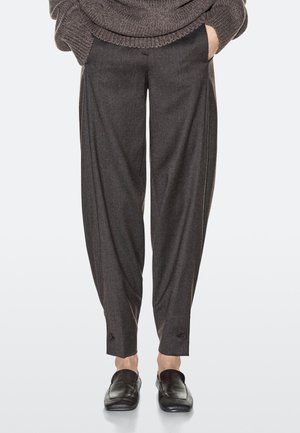 Pantaloni grigi su misura realizzati in tessuto morbido, caratterizzati da una vestibilità ampia, gambe larghe e tasche laterali; dettagliati con un motivo sottile ai polsini.