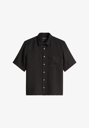 Czarna koszula na krótki rękaw z kołnierzykiem i kieszonką na piersi, rozłożona na płasko na białym tle.