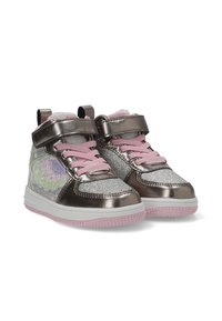 Zapatillas altas metálicas para niños con cordones rosas, paneles plateados brillantes, cierres de velcro y suelas de color rosa claro.