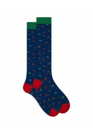 Calzini blu navy con polsini verdi e talloni rossi, caratterizzati da vari modelli di esche da pesca colorate su tutta la superficie.