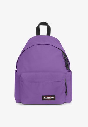 Zaino viola con parte superiore arrotondata, tasca frontale e dettagli con cerniere nere. Presenta una maniglia superiore e spallacci imbottiti. Logo Eastpak visibile.