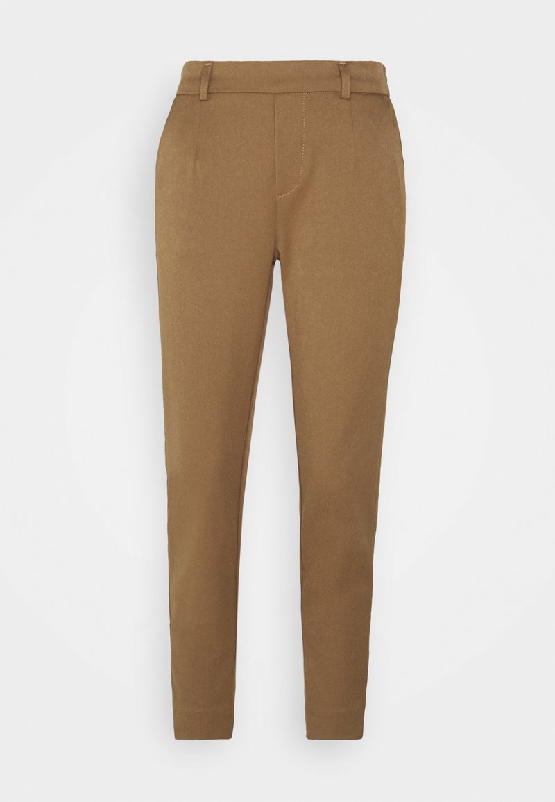 Pantalon slim couleur camel avec passants de ceinture, couture devant et jambes fuselées sur fond blanc uni.