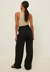 NA-KD WEITEN BEINEN - Hlače chino - black