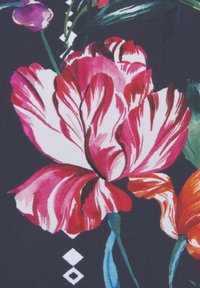 Impression florale multicolore mettant en vedette un grand tulipe rose et blanche sur un fond bleu marine foncé, avec des feuilles vertes et des accents géométriques blancs.