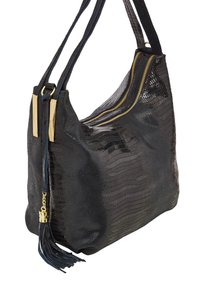 Borsa nera, con texture e motivo rettile, chiusure a doppia zip e dettagli in metallo dorato. Include un'applicazione a nappina sul lato.