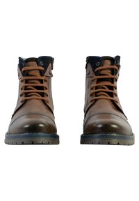 Botas de tobillo de cuero marrón con acentos en azul marino, que presentan cordones redondos, un cierre lateral, un acabado suave y una suela de goma texturizada.