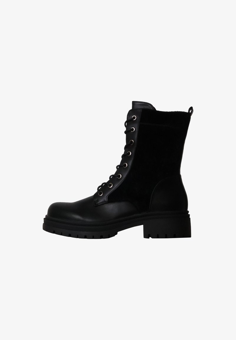 Botte noire en cuir à lacets mi-mollet avec semelle épaisse en caoutchouc et petit talon bloc, vue de côté sur fond blanc.