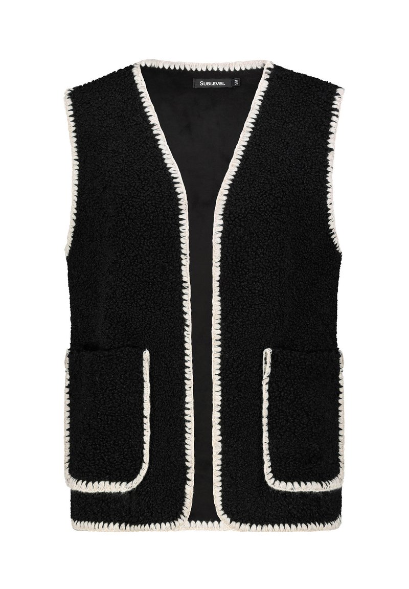 Schwarze ärmellose Fleece-Weste mit weißen gestickten Akzenten und zwei vorderen Eingrifftaschen, offenes Frontdesign.