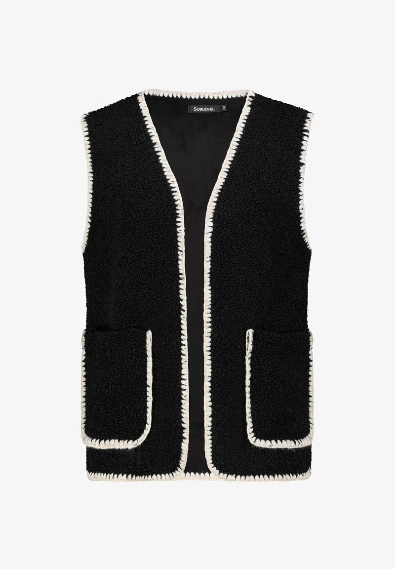 Schwarze ärmellose Fleece-Weste mit weißen gestickten Akzenten und zwei vorderen Eingrifftaschen, offenes Frontdesign.