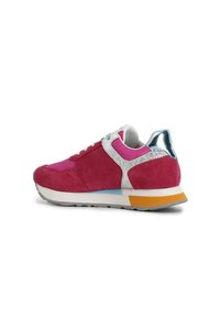 Scarpa da corsa multicolore con parte superiore in suede rosa, accenti argentati, tallone testurizzato e suola in gomma con dettagli arancioni e blu.