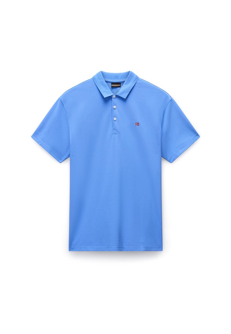 Polo bleu clair en coton, avec un col classique, une patte de boutonnage à trois boutons et un petit emblème de drapeau sur la poitrine.